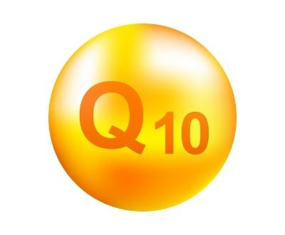 Q10 je naravna snov, ki je prisotna v vsaki člove&scaron;ki celici in je nujno potrebna za pretvorbo hrane v celično energijo. Pripomore k bolj&scaron;i telesni zmogljivosti, zmanj&scaron;a bolečine.